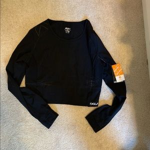 Women’s 2xu crop top.